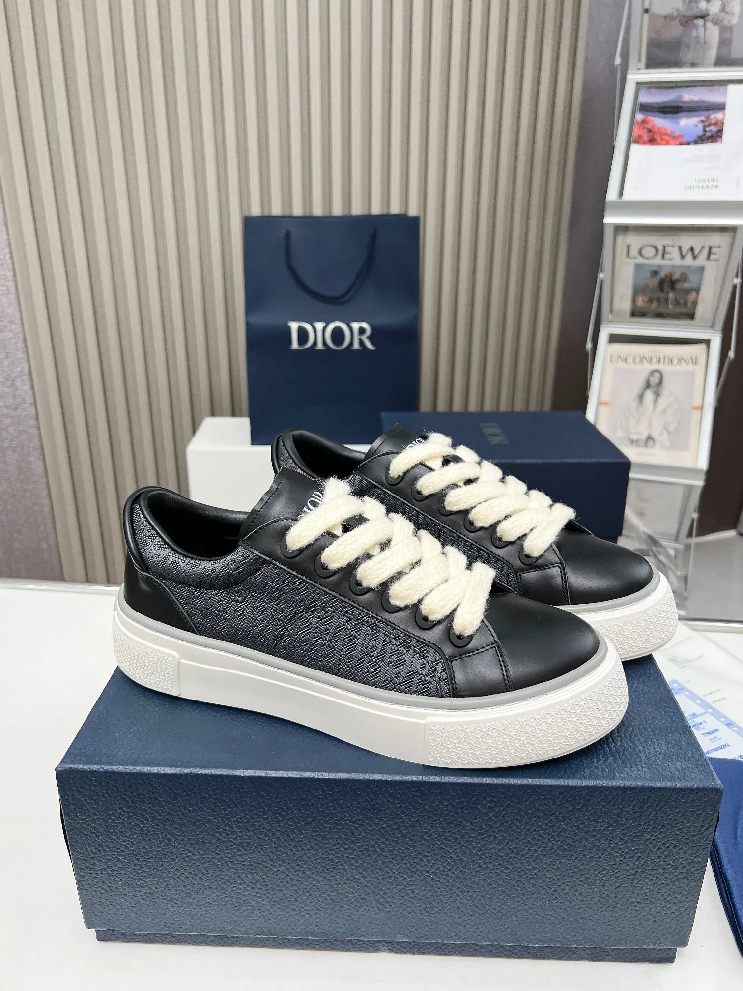 👟👟Ex-factory price 560👟👟 B33 sports tennis shoes - navy blue embroidered model 2024 spring new style, a new interpretation of the classic tennis shoes, the fashionable silhouette highlights the heavy texture, carefully made of navy blue smooth cow leather, decorated with cream white three-dimensional embroidered Oblique print panels, with Dior embellishments It's distinguished by a logo-embossed padded tongue, wide white mohair laces and tonal brass eyelets with a matte finish. The cream-white Oblique print-effect rubber sole is enhanced by the contrasting Dior 30 Avenue Montaigne logo on the back, adding a stylish edge to casual looks.